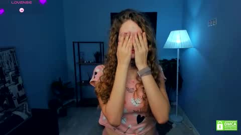 Snapshot of nataly_hello chatting on November 12, 5:52 am Natalie online show from November 12, 5:52 am