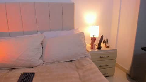 Snapshot of natty_bush chatting on June 28, 7:09 pm Nathalie online show from June 28, 7:09 pm