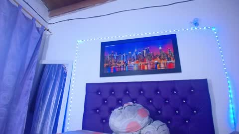 Snapshot of naturalboobs1 chatting on February 6, 9:32 am Annie online show from February 6, 9:32 am