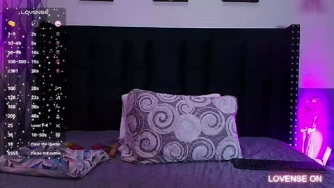 Snapshot of naturaltitss_ chatting on December 2, 7:27 pm Gwen online show from December 2, 7:27 pm