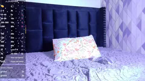 Snapshot of naturaltitss_ chatting on October 11, 7:56 pm Gwen online show from October 11, 7:56 pm