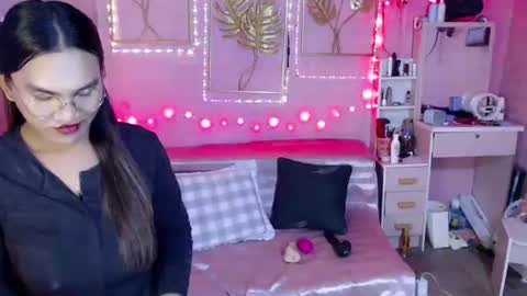 Snapshot of naughty_lorien143 chatting on December 1, 1:27 pm naughty_lorien143 online show from December 1, 1:27 pm
