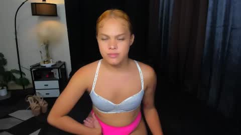 Snapshot of naughtychanell chatting on July 8, 5:39 pm naughtychanell online show from July 8, 5:39 pm