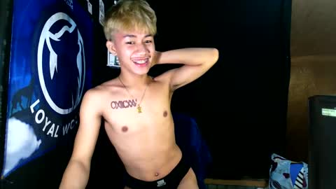 Snapshot of naugthyboyloy chatting on November 16, 4:01 pm Loy online show from November 16, 4:01 pm