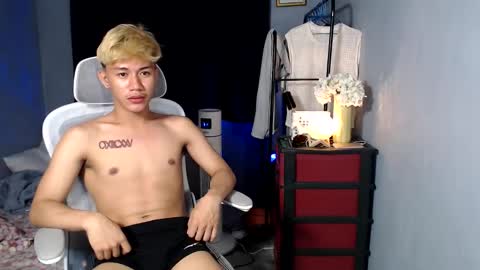 Snapshot of naugthyboyloy chatting on December 16, 6:35 pm Loy online show from December 16, 6:35 pm