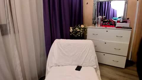 Eliza online show from February 8, 8:23 pm