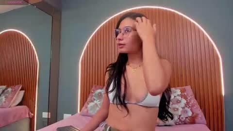 Snapshot of nayecloud chatting on November 21, 4:33 am Naye online show from November 21, 4:33 am