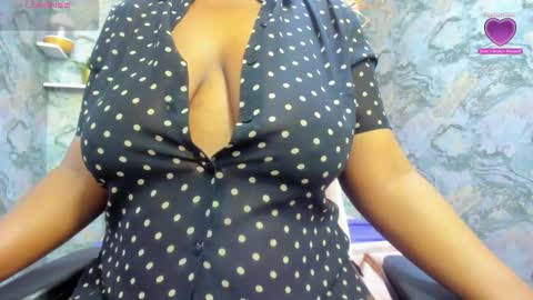 Snapshot of neffertiry_ebonny chatting on November 16, 5:02 am Nefer online show from November 16, 5:02 am