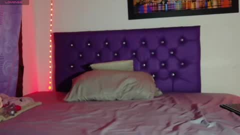 Snapshot of neighbor_ebony chatting on May 8, 3:34 am CHIKY online show from May 8, 3:34 am