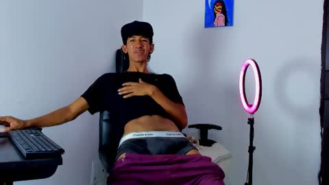 Snapshot of neitan_miller chatting on July 17, 3:18 pm neitan online show from July 17, 3:18 pm