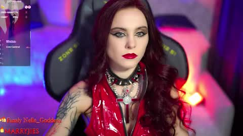 Snapshot of nelle_ chatting on November 3, 5:25 pm online show from November 3, 5:25 pm