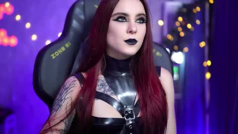 Snapshot of nelle_ chatting on December 5, 6:26 pm online show from December 5, 6:26 pm