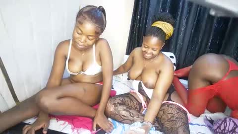 nellyeluxe online show from December 19, 1:12 am