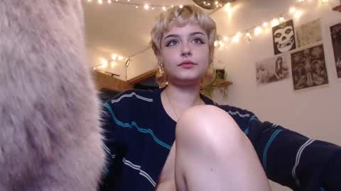 Snapshot of neurotic_witch chatting on February 26, 6:47 am Mar online show from February 26, 6:47 am