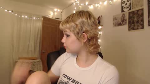 Snapshot of neurotic_witch chatting on March 8, 9:17 am Mar online show from March 8, 9:17 am