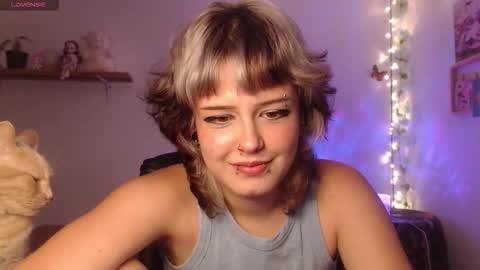 Snapshot of neurotic_witch chatting on September 16, 2:45 am Mar online show from September 16, 2:45 am