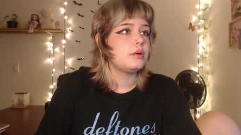 Snapshot of neurotic_witch chatting on October 1, 7:47 am Mar online show from October 1, 7:47 am