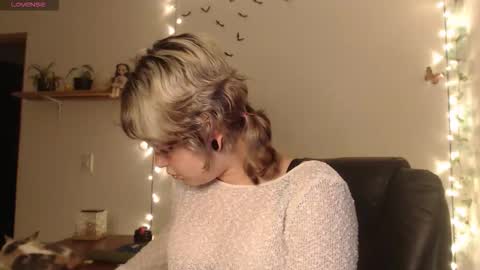 Snapshot of neurotic_witch chatting on October 2, 5:47 am Mar online show from October 2, 5:47 am