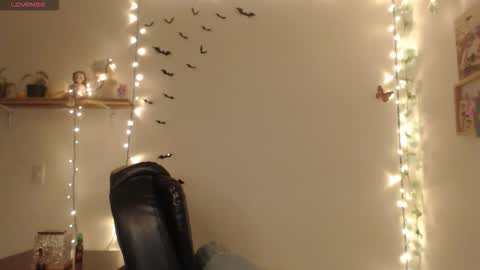 Snapshot of neurotic_witch chatting on October 3, 7:38 am Mar online show from October 3, 7:38 am