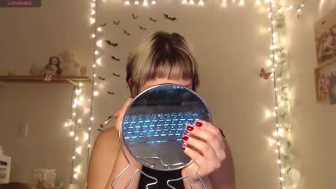 Snapshot of neurotic_witch chatting on October 6, 3:15 am Mar online show from October 6, 3:15 am