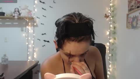 Snapshot of neurotic_witch chatting on October 19, 3:07 am Mar online show from October 19, 3:07 am