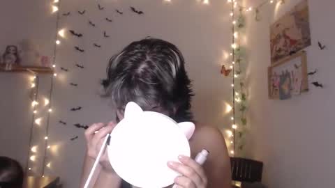 Snapshot of neurotic_witch chatting on October 25, 5:15 am Mar online show from October 25, 5:15 am