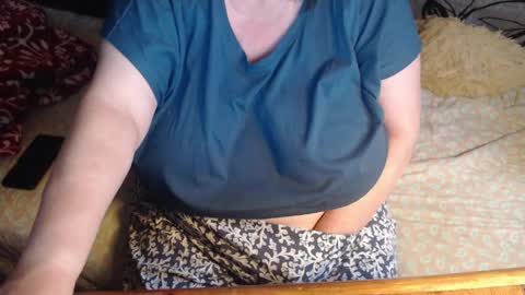 Snapshot of new_milf chatting on May 9, 3:34 am Lilly online show from May 9, 3:34 am