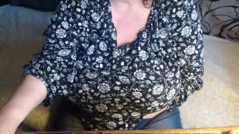 Snapshot of new_milf chatting on May 13, 3:37 am Lilly online show from May 13, 3:37 am