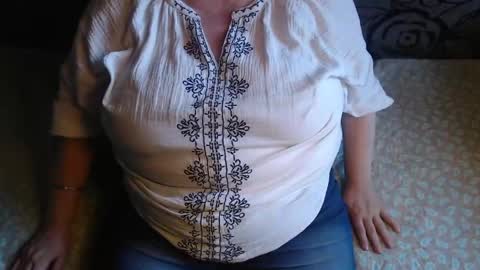 Snapshot of new_milf chatting on May 18, 4:13 pm Lilly online show from May 18, 4:13 pm