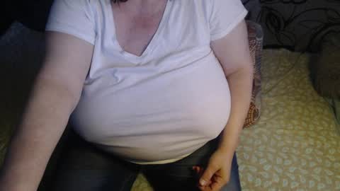 Snapshot of new_milf chatting on May 20, 3:13 am Lilly online show from May 20, 3:13 am