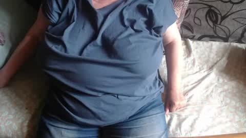 Snapshot of new_milf chatting on May 23, 7:56 am Lilly online show from May 23, 7:56 am