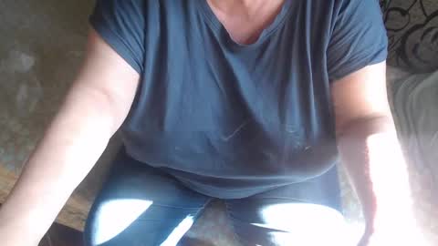 Snapshot of new_milf chatting on May 27, 6:10 am Lilly online show from May 27, 6:10 am