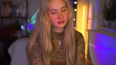 Snapshot of newkitty_18 chatting on March 5, 9:33 pm Nika online show from March 5, 9:33 pm