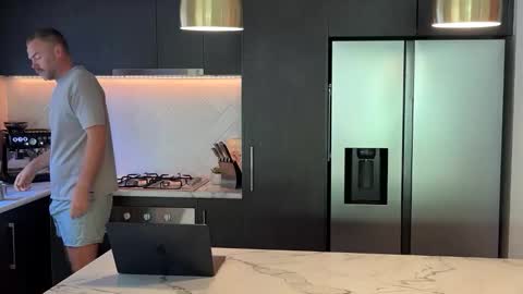 Guy online show from February 9, 11:46 pm