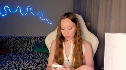 Snapshot of neyrmina chatting on December 4, 1:53 pm Mina online show from December 4, 1:53 pm