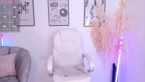 Snapshot of niaevans_x chatting on October 22, 1:00 pm Nia online show from October 22, 1:00 pm