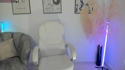 Snapshot of niaevans_x chatting on November 6, 2:07 pm Nia online show from November 6, 2:07 pm