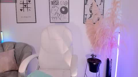 Snapshot of niaevans_x chatting on November 11, 1:22 pm Nia online show from November 11, 1:22 pm