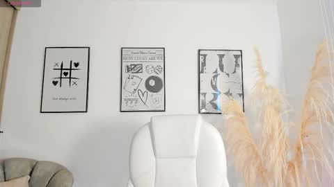 Snapshot of niaevans_x chatting on November 18, 12:53 pm Nia online show from November 18, 12:53 pm