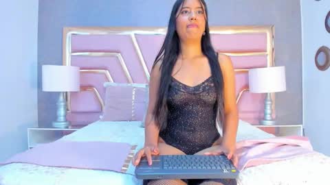 Nia  online show from September 23, 5:49 pm