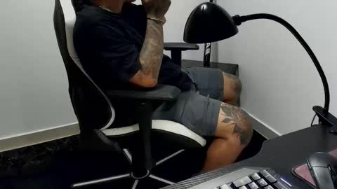 Snapshot of nicepussyandcock chatting on November 1, 1:07 am Camila And Steeven online show from November 1, 1:07 am