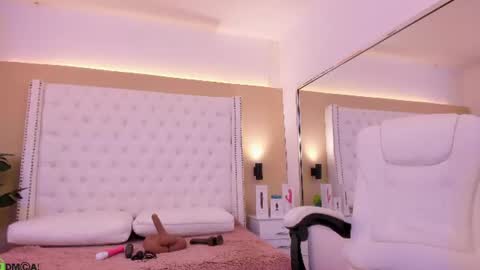nickky online show from June 19, 1:37 pm