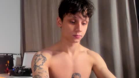 Snapshot of nicky_neal chatting on December 23, 12:25 am Nicky Neal online show from December 23, 12:25 am