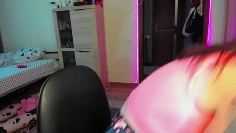 Nicky Weekends online show from February 9, 11:36 am