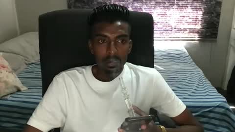 Snapshot of nickyle63 chatting on November 23, 1:44 pm james online show from November 23, 1:44 pm