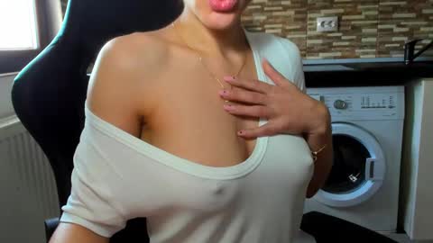 Snapshot of nickyplus chatting on February 23, 9:44 am Nicky online show from February 23, 9:44 am