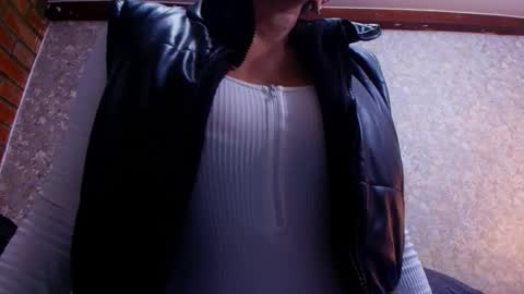 Snapshot of nicol_ferrer chatting on November 30, 3:10 am Nicol online show from November 30, 3:10 am