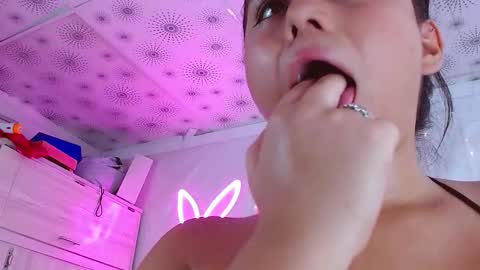 nicol online show from March 3, 9:10 pm