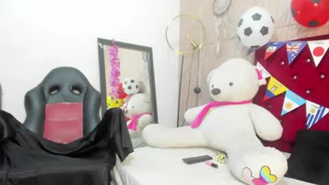 Snapshot of nicol_zurich chatting on June 25, 10:42 am NIKOL online show from June 25, 10:42 am