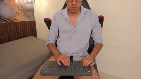 Snapshot of nicolasfine chatting on December 1, 5:40 pm nicolasfine online show from December 1, 5:40 pm